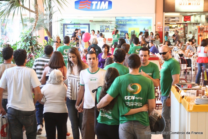 Funcionários vestidos de verde se misturaram aos frequentadores do Franca Shopping na tarde de domingo